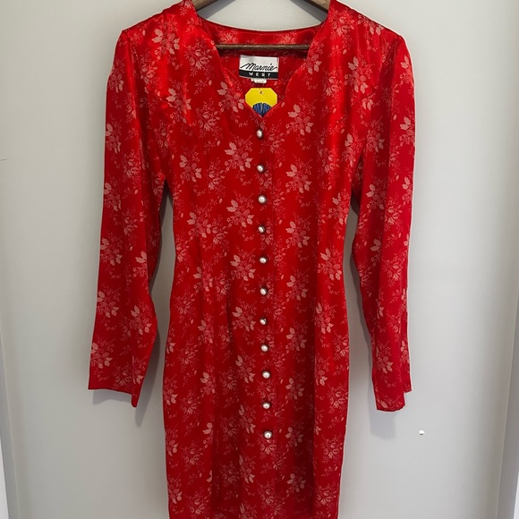 Marnie West Dresses & Skirts - NWT Marnie West Vintage Satin Feeling Floral Red Pearl Button Dress Women’s 6